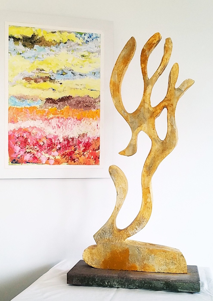 Skulptur im Raum mit Gemälde